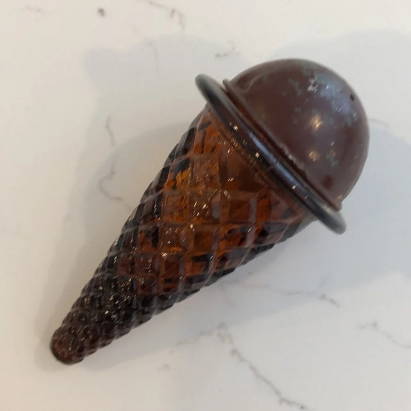 Ice cream  cone salt and pepper shakers vintage Amber glass with nesting station - Picture 5 of 12